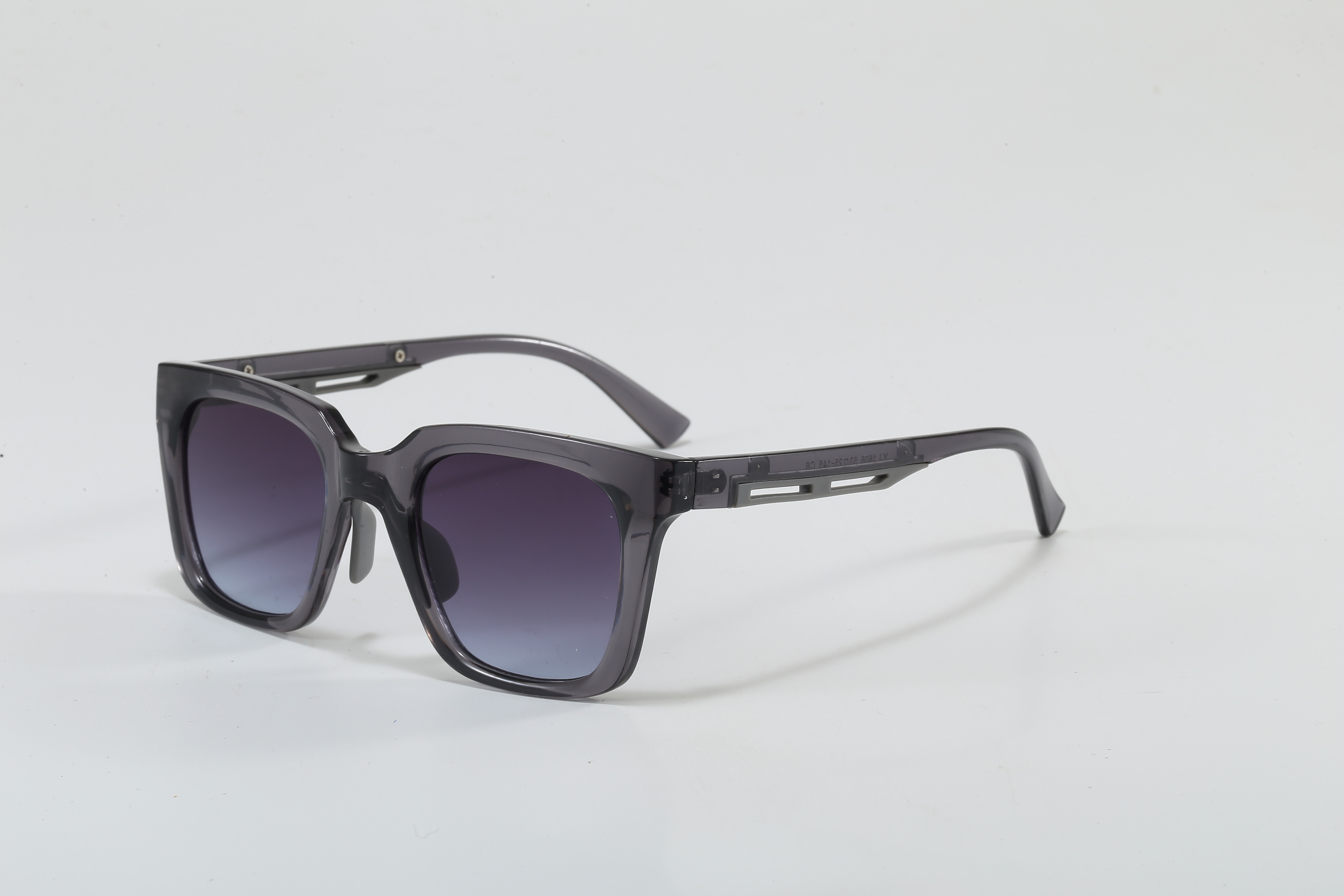 Cadre gris, pièce gris-violet.