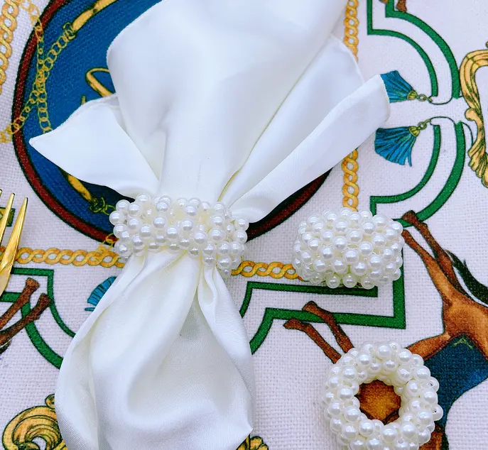 Vente en gros de perles blanches Anneau de serviettes rond de qualité supérieure Anneau porte-serviettes en métal lapin pour mariage et fête
