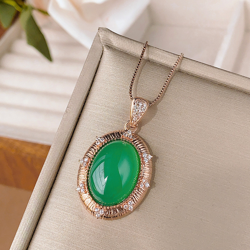 Colgante de calcedonia verde con cadena