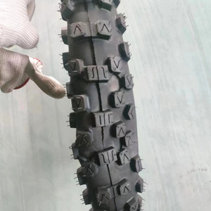 Profesyonel üretim klasik motosiklet lastikleri bisiklet yağ lastik 300-16 110/90-16TL <span class=keywords><strong>irc</strong></span> Peru için motosiklet lastikleri