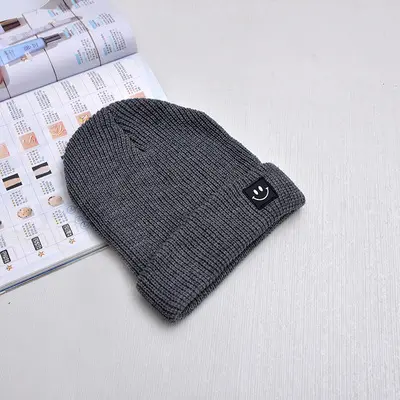 Vente en gros 2023 bonnets personnalisés avec patch logo chapeau d'hiver bonnet acrylique bonnet crâne épais bonnet tricoté bonnet pour femmes