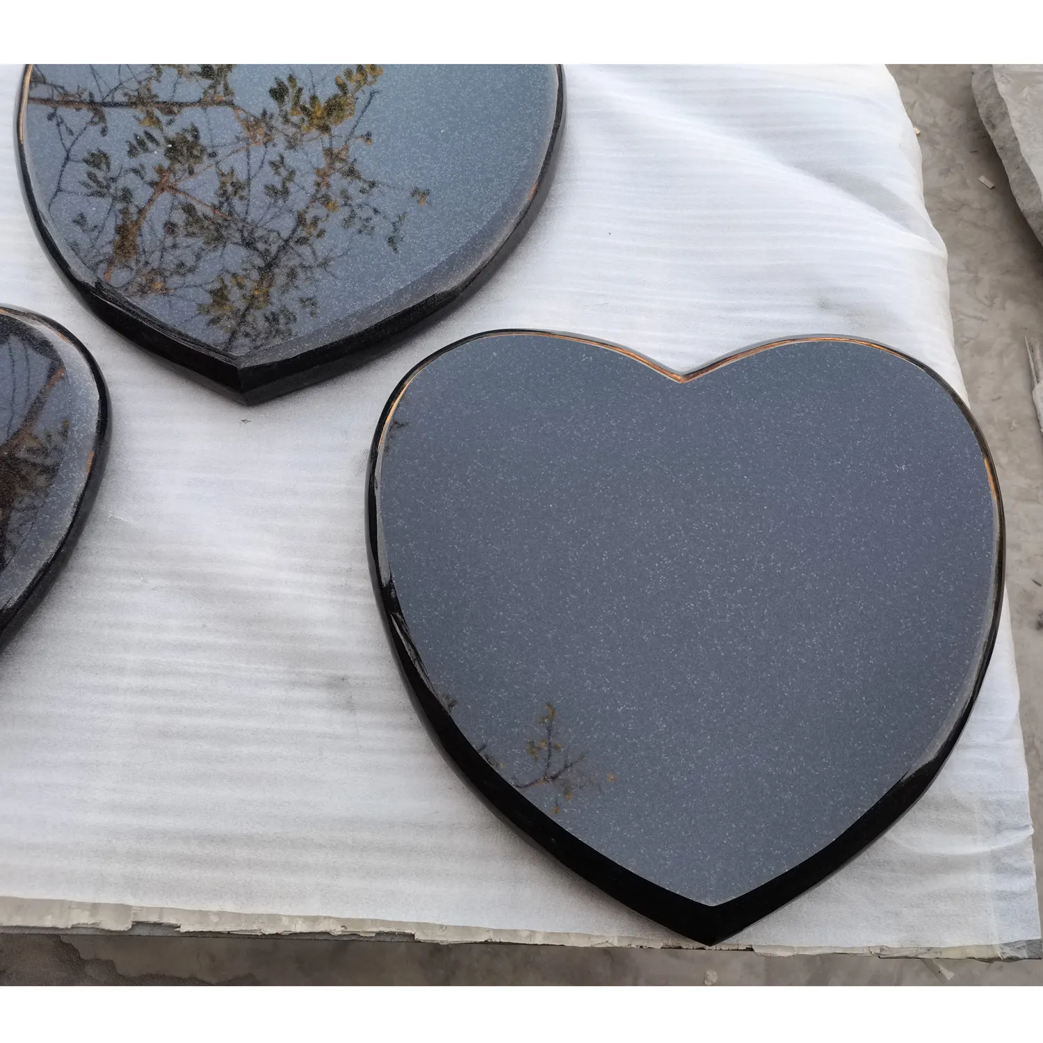 Piccola pietra commemorativa a forma di cuore in granito nero economico di alta qualità