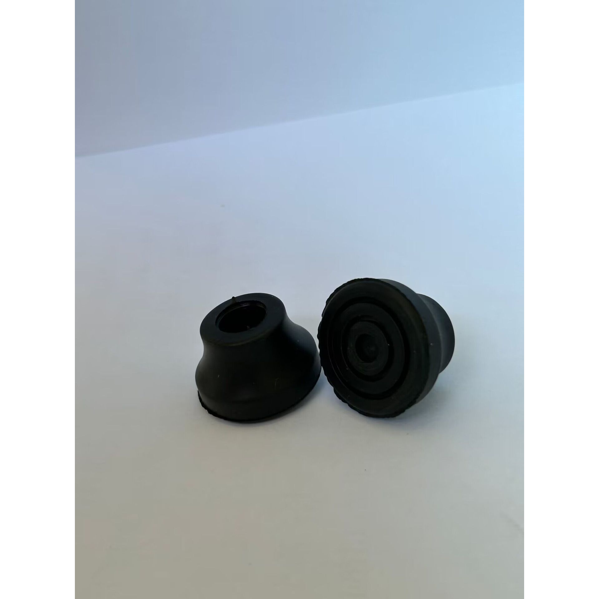 Un ensemble de quatre pièces noires.