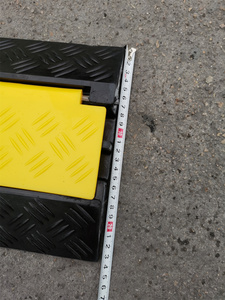 Pvc sarı üst kapak ağır yol Driveway 2 kanal kauçuk kablo koruyucu güvenlik trafik hız yumru kablo koruyucu apronu - Product Image 3