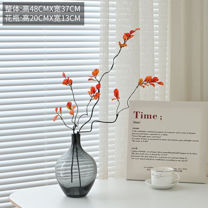 Petite bouteille grise en forme de cloche avec 2 bourgeons d'automne