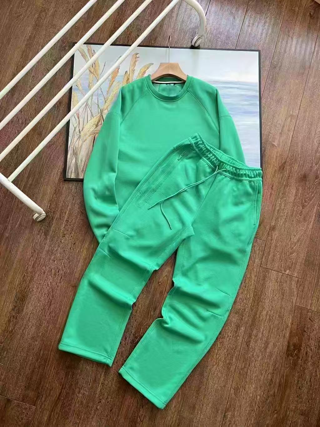 Conjunto verde de cuello redondo