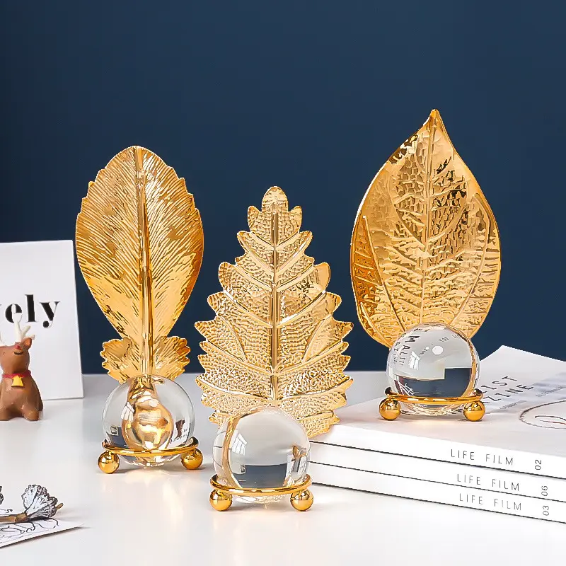 Металлические украшения из кованого железа с золотыми листьями