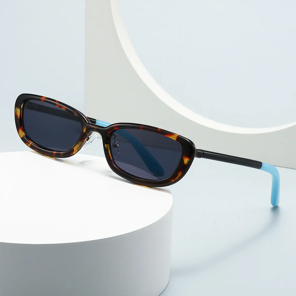 Design italiano piccola montatura ovale estate occhiali da sole donne ragazze occhiali da sole vintage 2024 loghi personalizzati