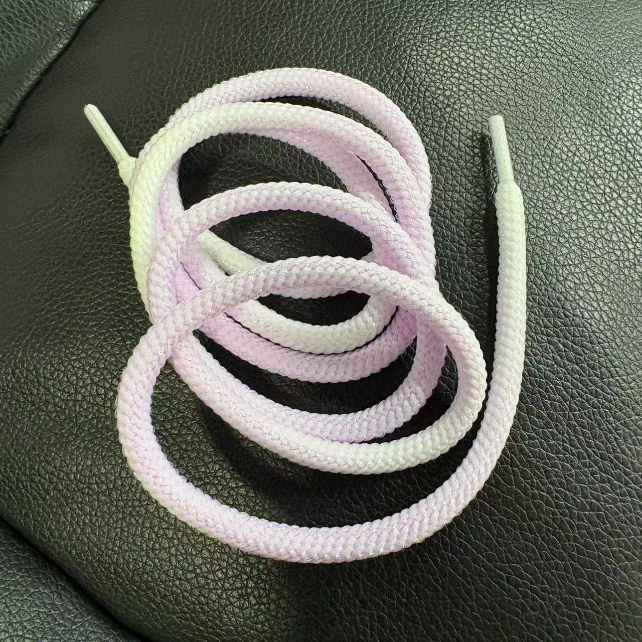 ไล่สีม่วงบนพื้นหลังสีขาว