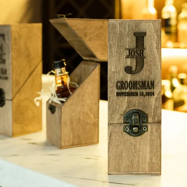 Boîtes en bois gravées pour boîte cadeau de garçons d'honneur d'alcool