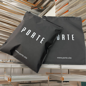 Sacchetti Ecologici Riciclabili in Plastica PE Nera Satinata con Logo Personalizzato, Chiusura a <span class=keywords><strong>Zip</strong></span> Opaca e Stampa Offset per Confezionamento di Abbigliamento - Product Image 2