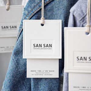 Etiquetas colgantes personalizadas de lujo con logotipo Diseño e impresión Etiqueta colgante de papel de ropa de moda Etiqueta oscilante de ropa en relieve con cuerda