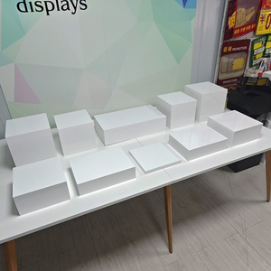 佛山朗格白色自助餐亚克力餐桌立管立方体展示嵌套立管Lucite方形食品基座盒展示