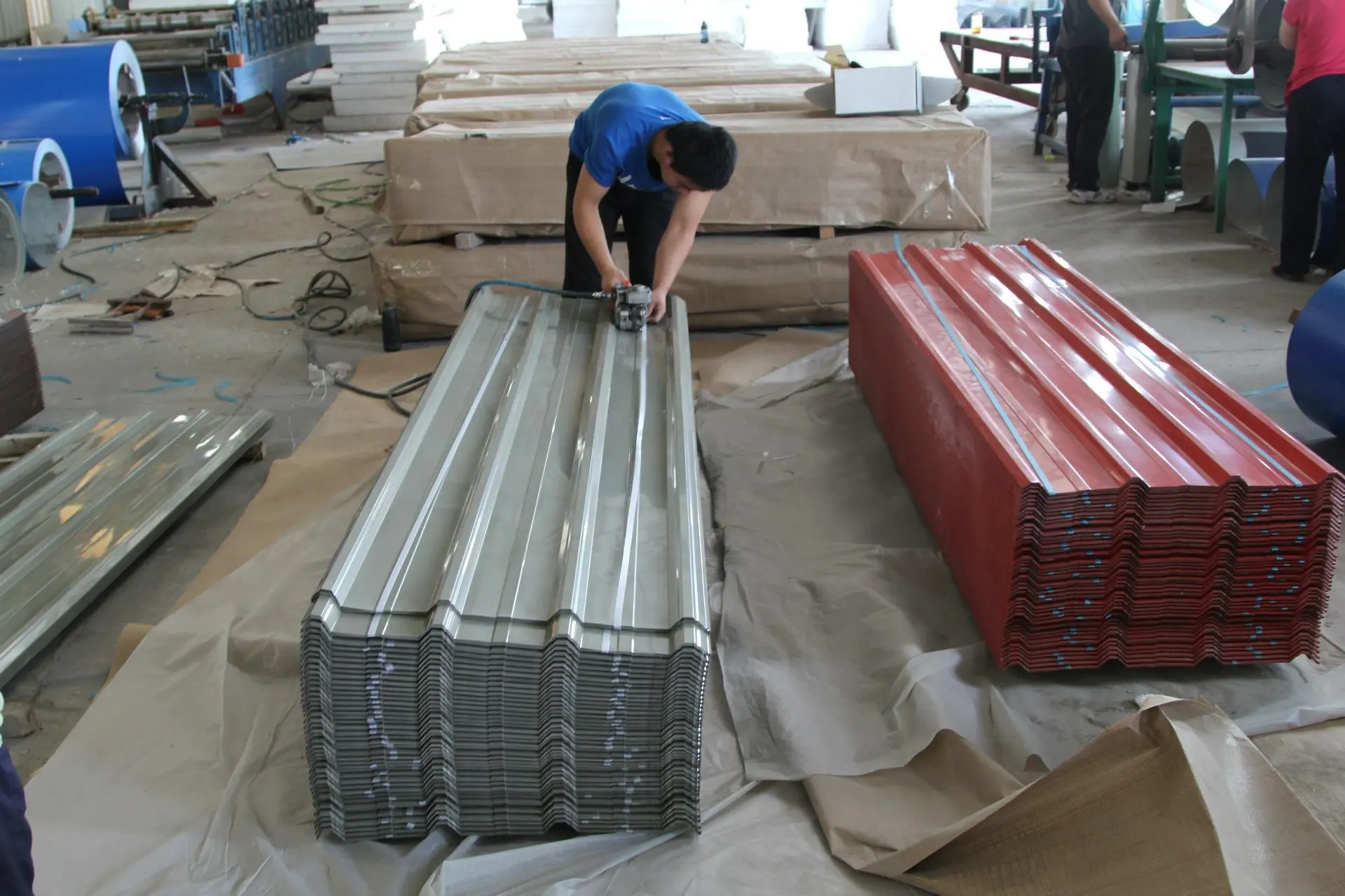 Suministro directo de fábrica, paneles de techo de teja de acero de color de alta calidad y bajo precio, láminas de aleación de zinc para techos