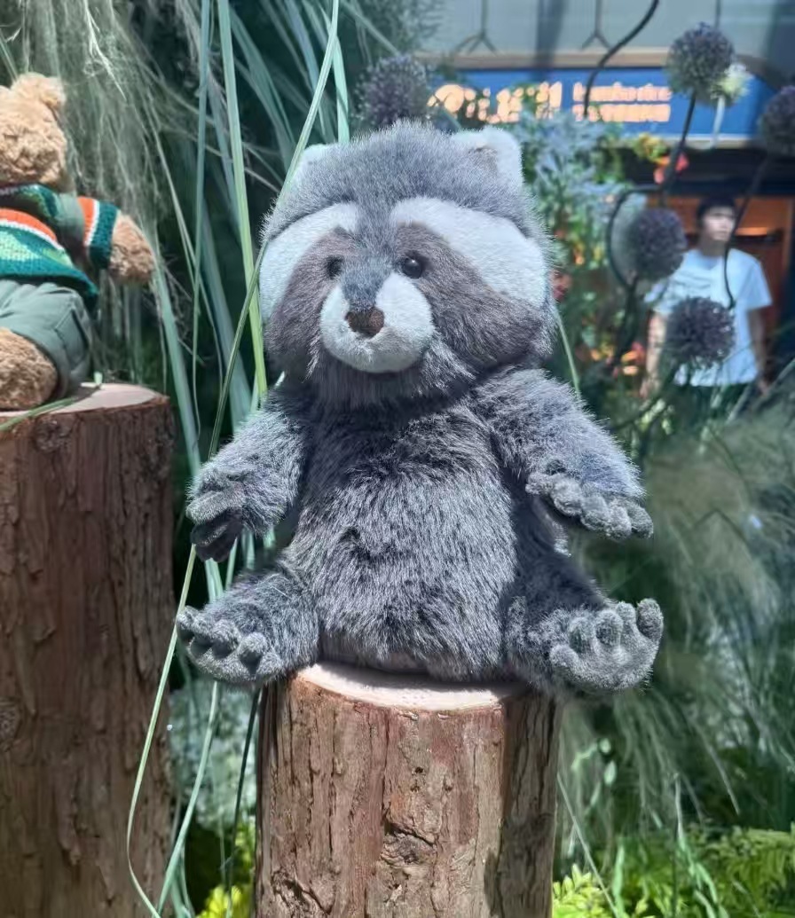 Peluche de mapache tímido