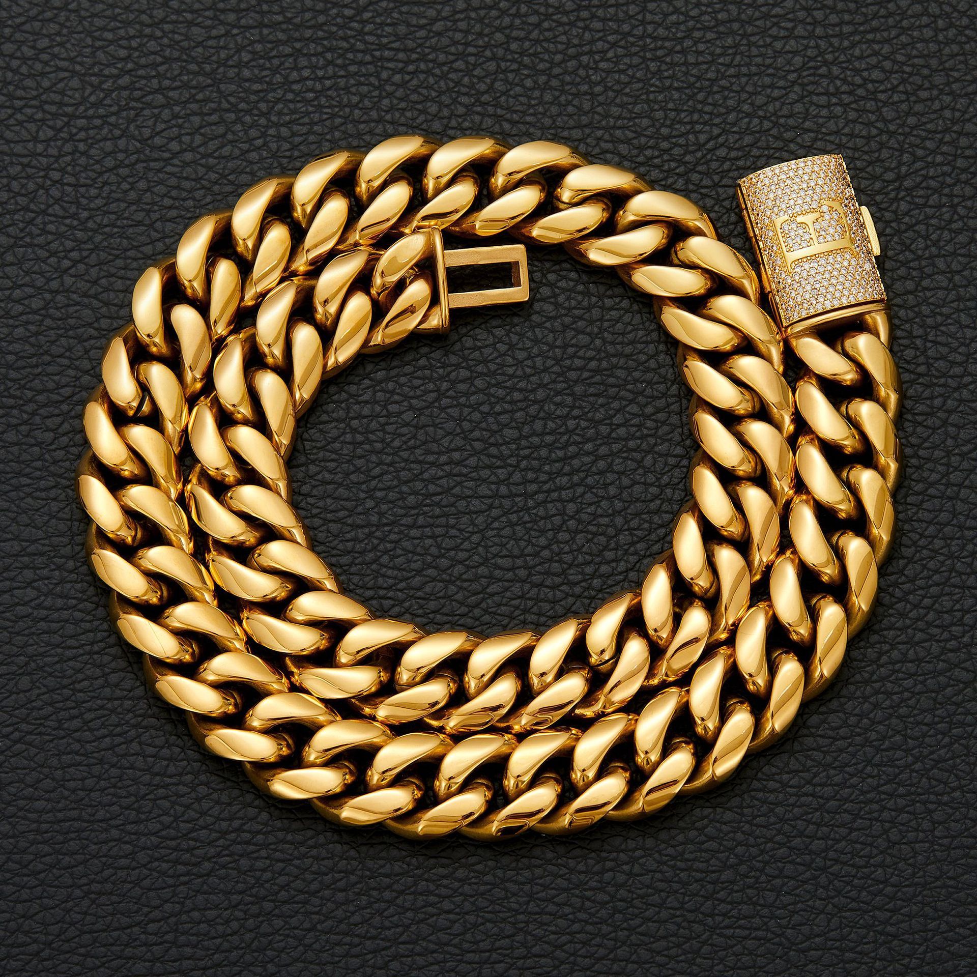 Hebilla dorada con letra E.