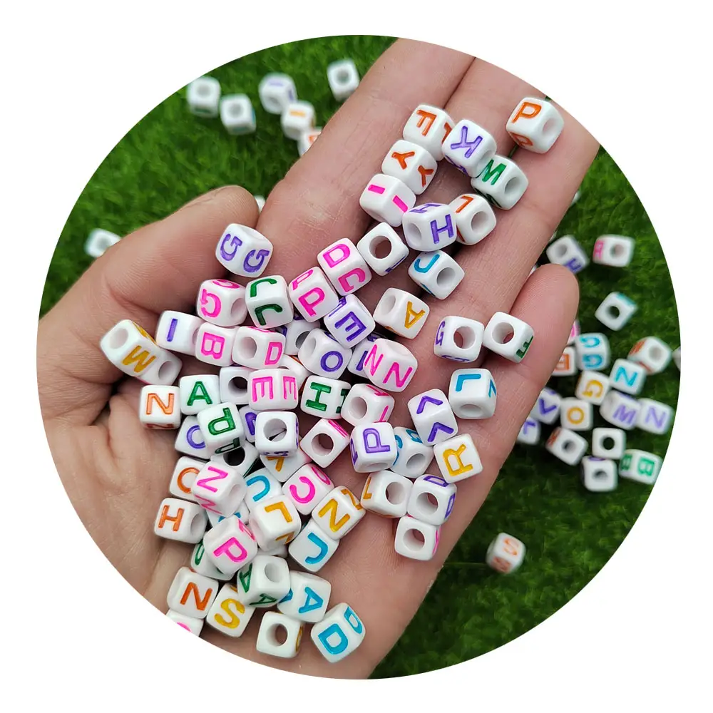 Vente en gros Cube acrylique Alphabet grand trou en plastique lettre perles carrées pour bricolage fabrication de bracelets