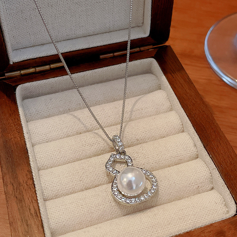 Collana con pendente a zucca con perle di zirconi 48