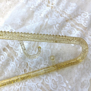 Großhandel rutsch feste spurlose Kristall Kunststoff Kleiderbügel Golden Powder Transparent Anzug Kleiderbügel für <span class=keywords><strong>Display</strong></span>