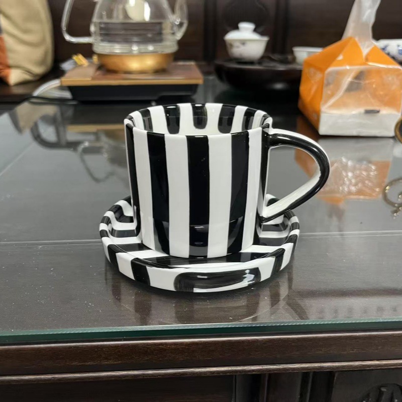 Taza media rayada con platillo negro