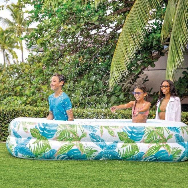 Piscina inflable rectangular hecha de hojas tropicales.