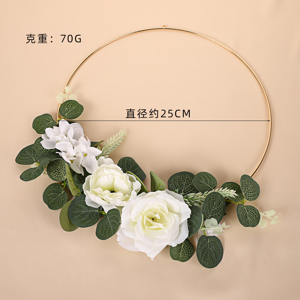 Fleurs blanches de riz avec des feuilles rondes