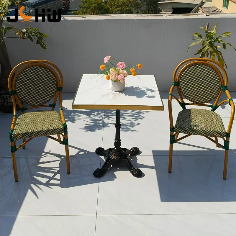 Une table avec deux chaises