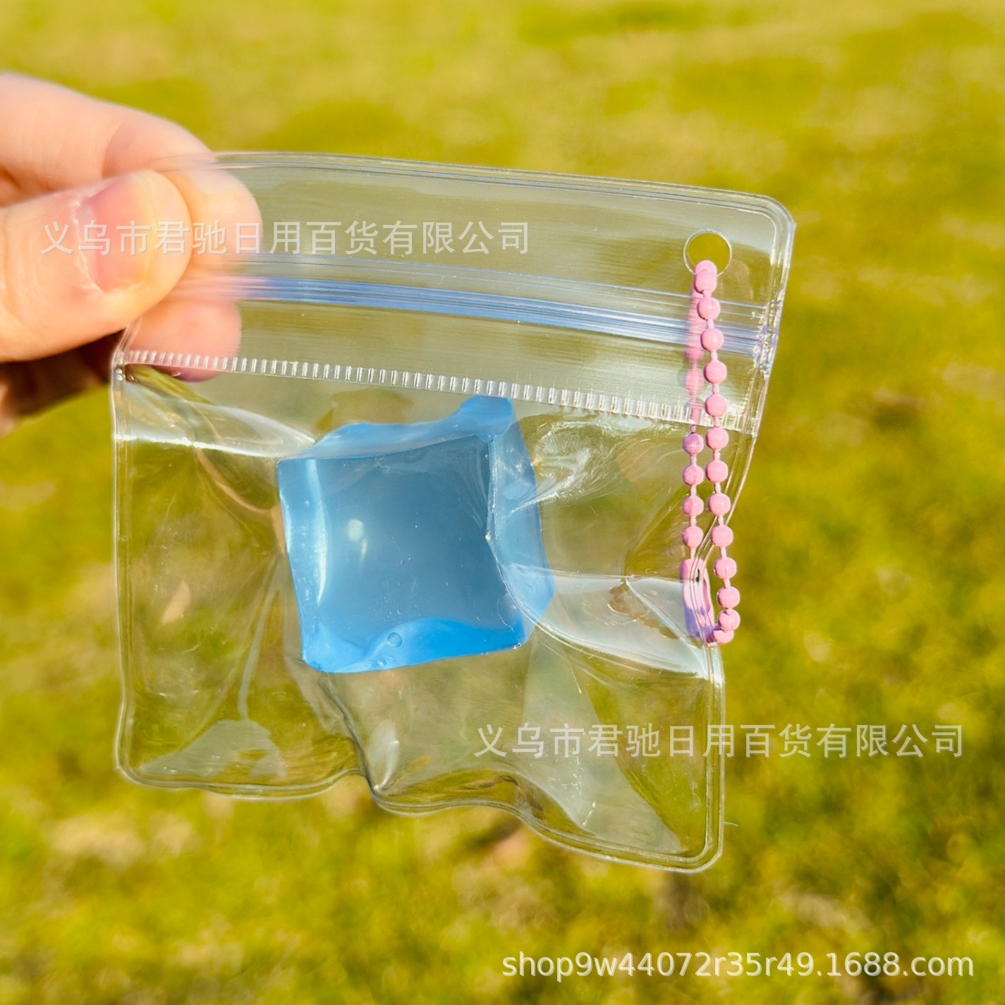 Bolsa de cubitos de hielo con colores mezclados.