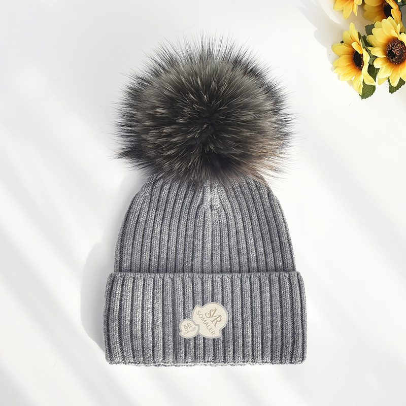 Gris avec pompon gris