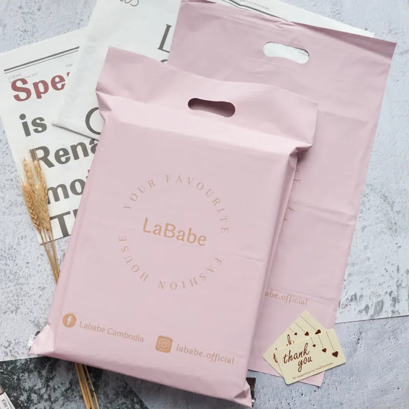 Logo imprimé personnalisé rose poly mail emballage en plastique sac postal d'expédition de courrier avec poignée pour vêtements