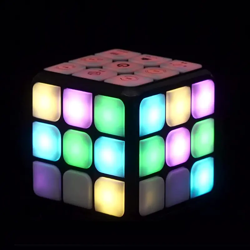 Gioco di Puzzle elettronico innovativo portatile cubo di memoria giocattoli per l'allenamento del cervello cubo musicale lampeggiante educativo per bambini adulti