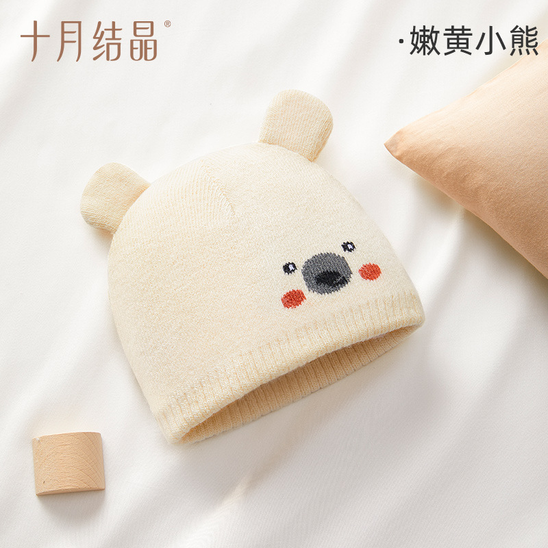 L'ours est jaune clair.