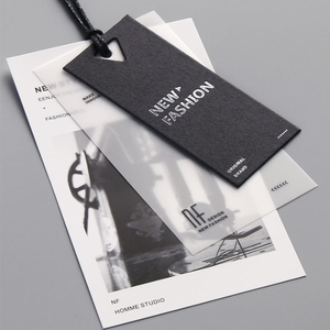 Etiqueta oscilante de lujo reciclable personalizada Etiquetas colgantes en relieve Impresión de etiquetas de ropa negra con cuerda - Product Image 1