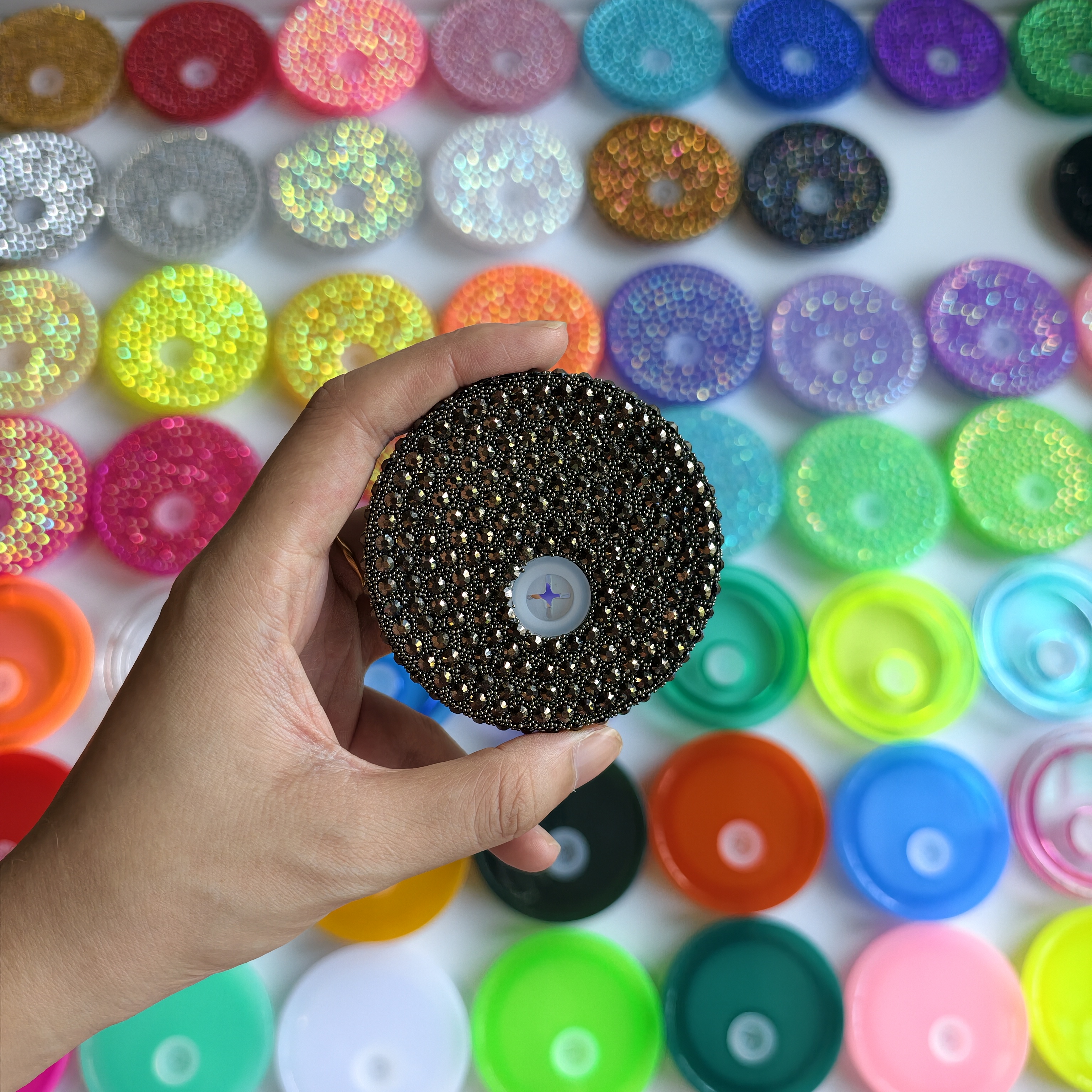 Tapa de 16 oz, color gris metálico con corte de diamante.