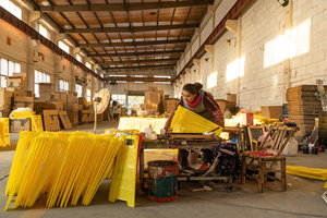 الأكثر مبيعاً لوحة لافتة مخصصة على شكل تحذير من "الأرضيات الرطبة" بلاستيكية صفراء قابلة للطي علامة السلامة المرورية - Product Image 3