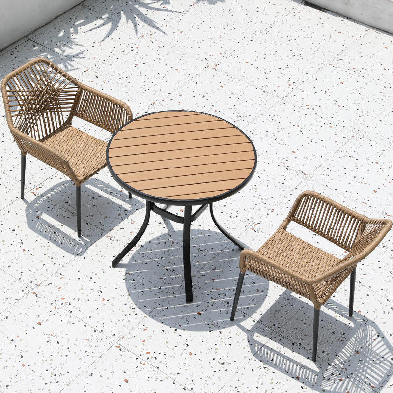 Chaises 2 unités + table ronde en bois plastique 80 cm 1 unité