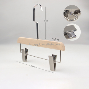 Benutzer definiertes Logo Luxus Günstige Holz Kleiderbügel Metall Clips Hose Silber Haken Adult Coat Rutsch feste Holz Kleiderbügel für Kleidungs stück <span class=keywords><strong>Display</strong></span>