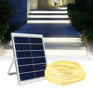 แบตเตอรี่ความจุสูง 10M/20M การควบคุมแสงกลางแจ้ง IP65 กันน้ําตกแต่ง RGB LED ไฟแถบพลังงานแสงอาทิตย์ - Product Image 1