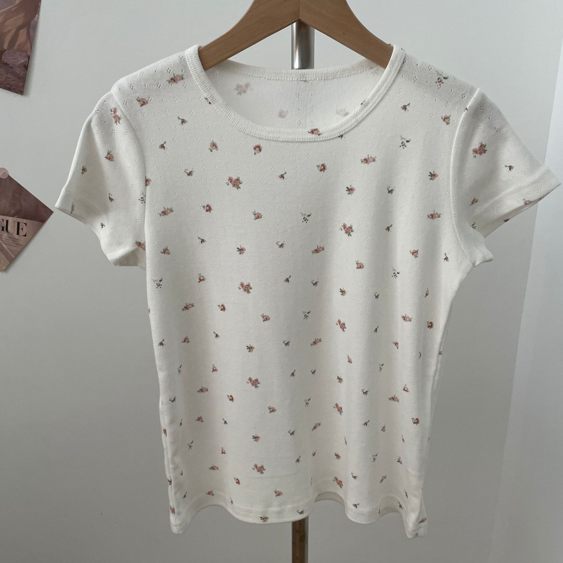 Grande fleur rouge sur fond blanc - T-Shirt