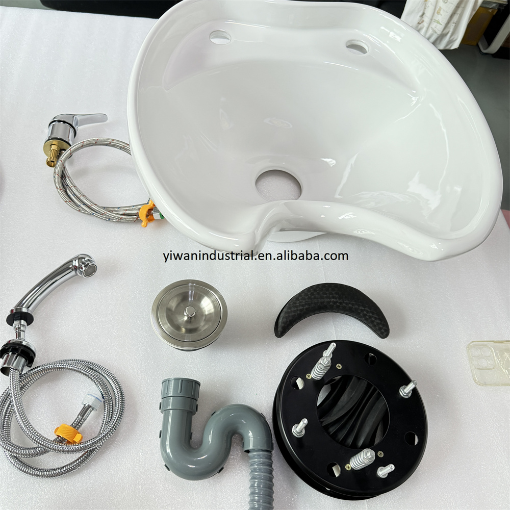Ensemble vasque en céramique blanche avec robinetterie inclinable.