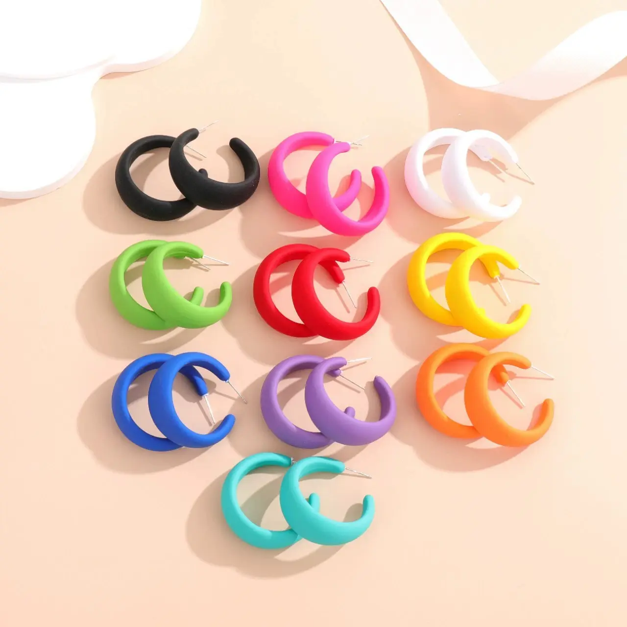 2024 유행 귀걸이 보석 다채로운 캔디 컬러 아크릴 C 원형 수지 후프 귀걸이 여성용 패션 보석 선물