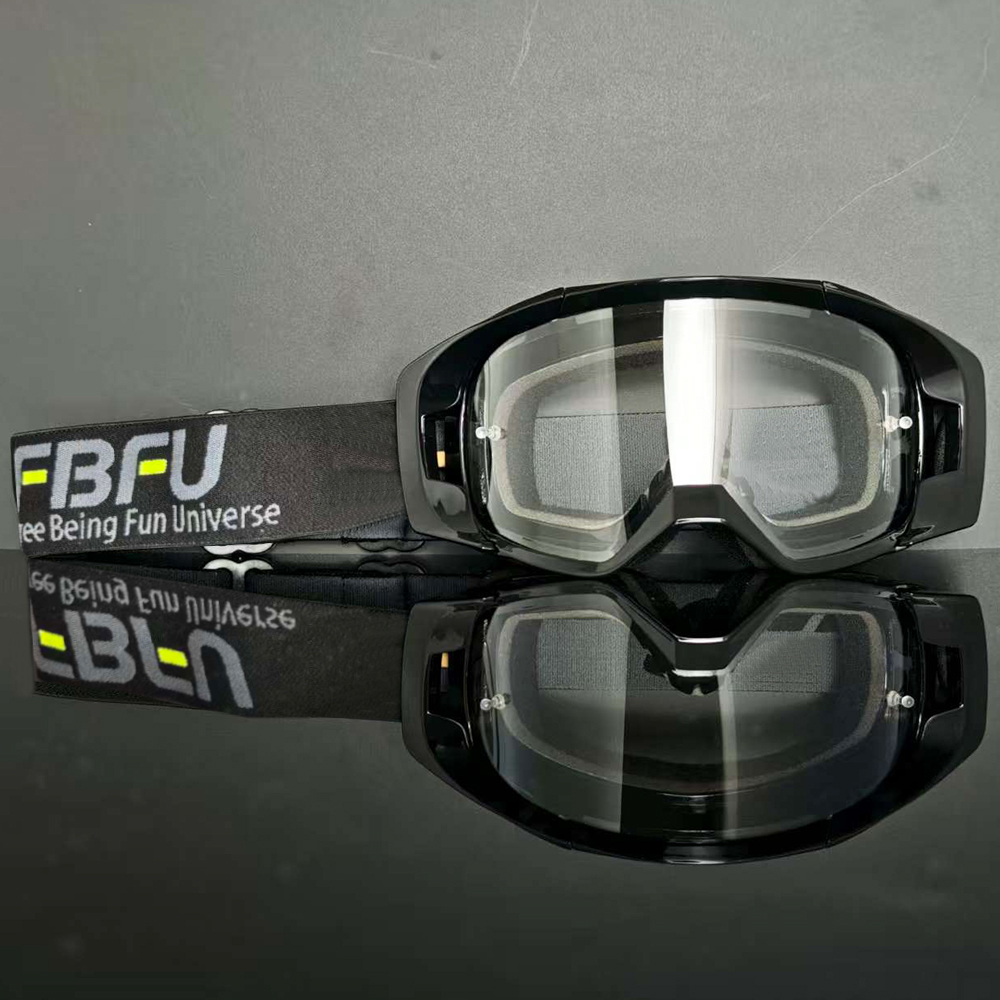 Gafas transparentes con montura negra.