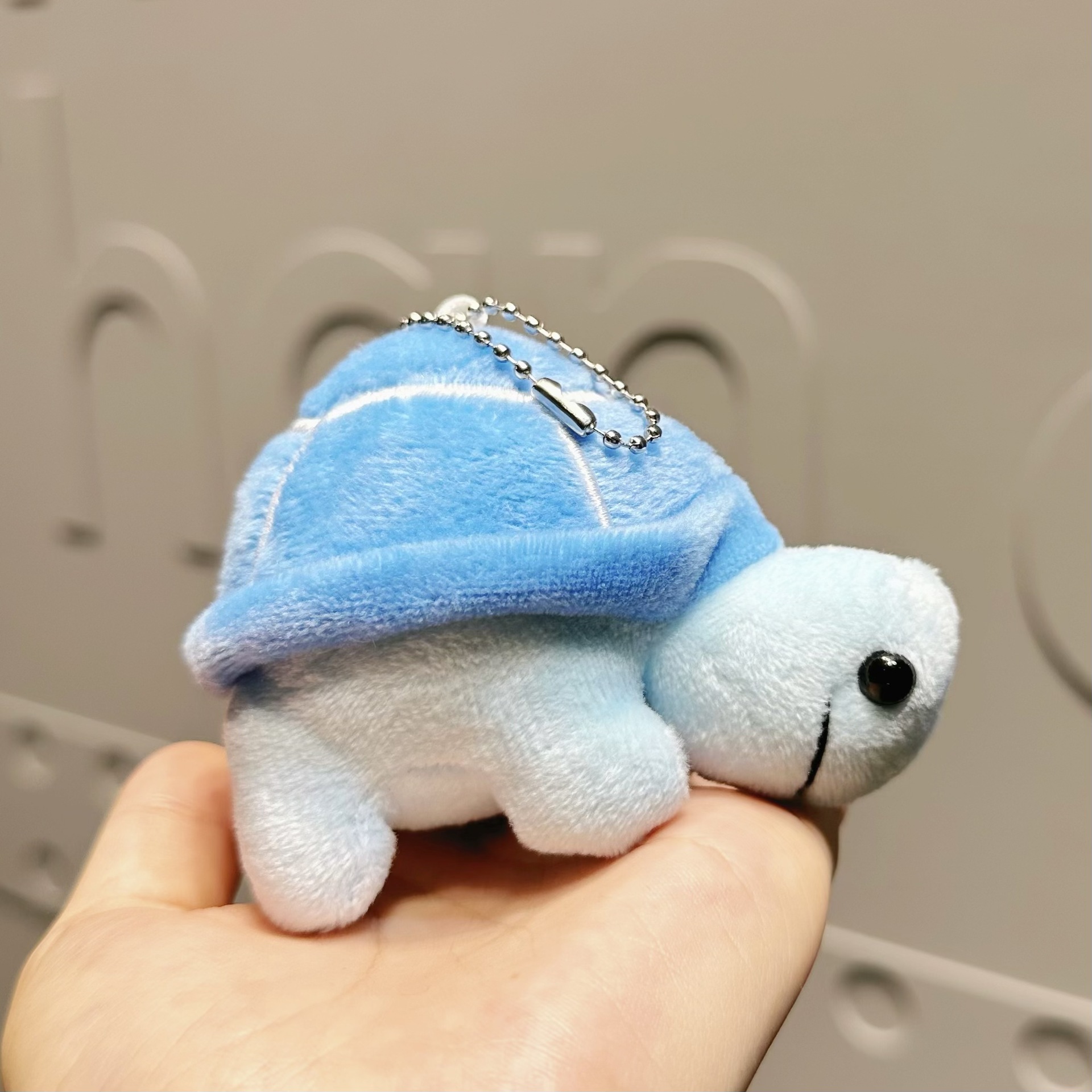 Peluche tortue-chaîne argentée bleu uni