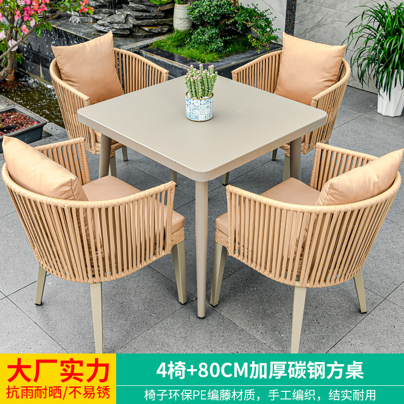 4 sillas + mesa cuadrada de acero al carbono engrosado de 80 cm.