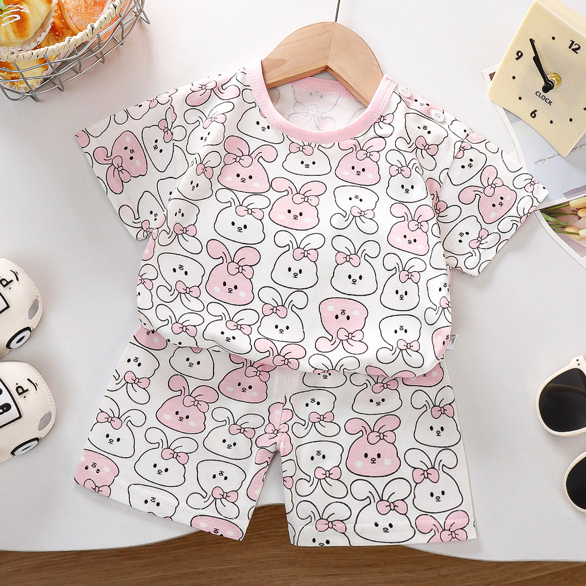 Ensemble Z-12 motif lapin fleuri, manches courtes.