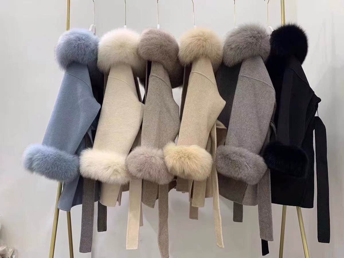 Gris avec poignets en fourrure