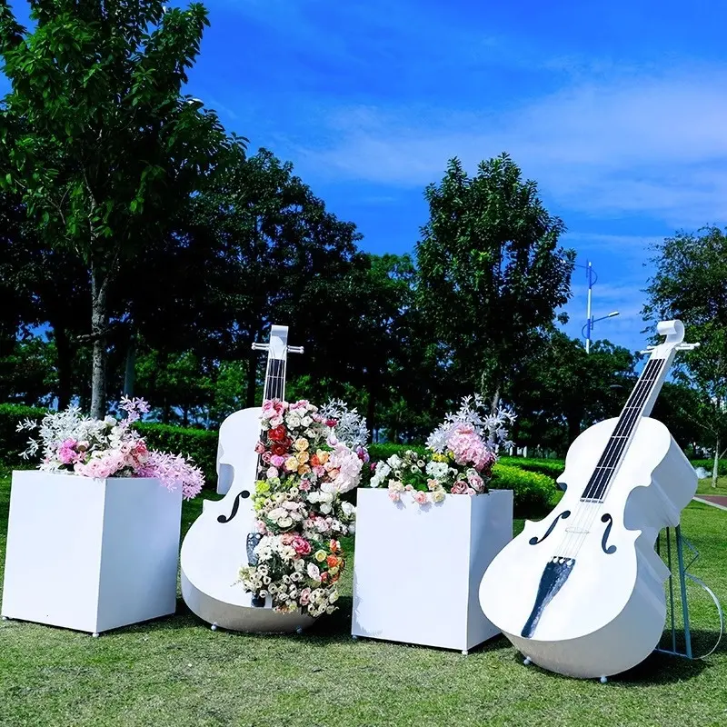 Scultura di violoncello in acciaio inossidabile utilizzata per la decorazione di nozze