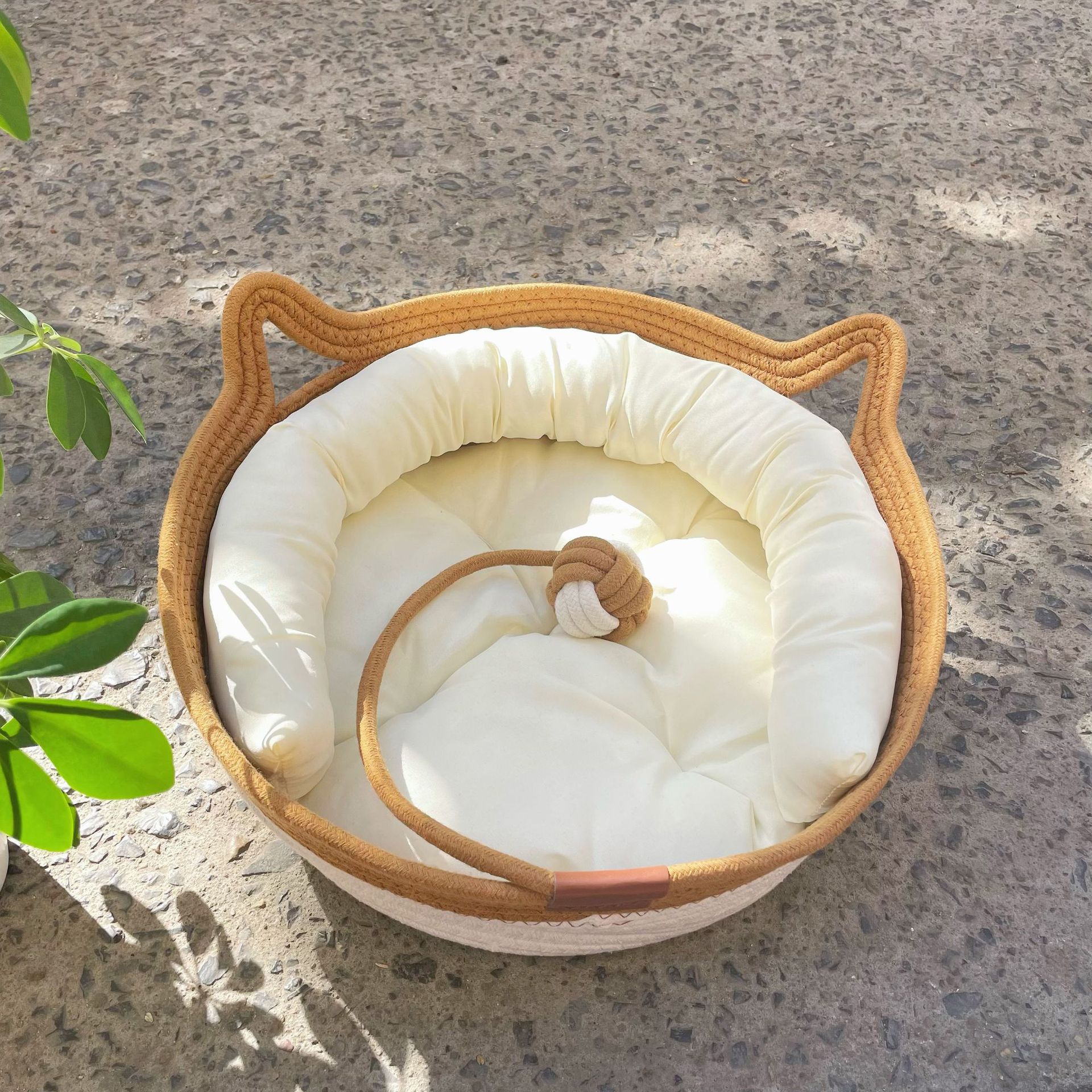 Nid pour chat blanc + Tapis blanc avec coussin