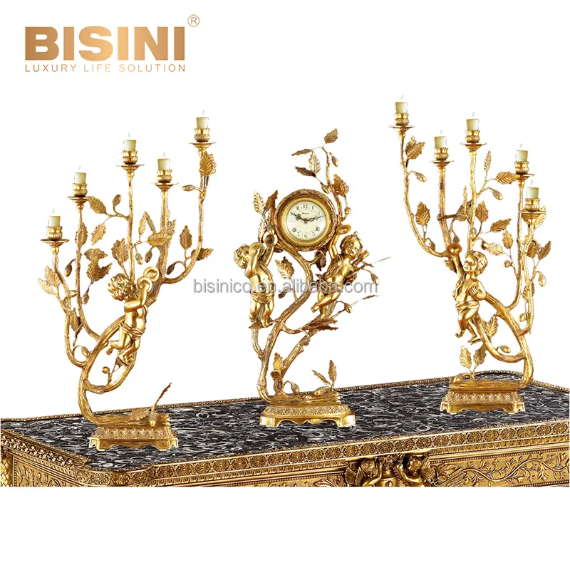 Ensemble complet de haute qualité Antique français Baroque Bronze doré chérubin et horloge de Table florale avec candélabres assortis