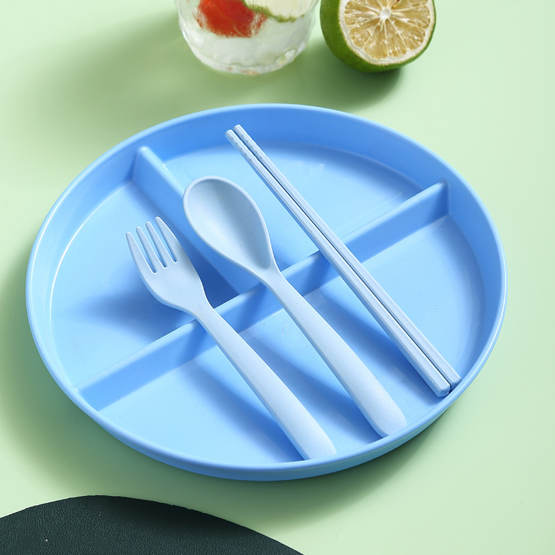 Juego de cubiertos azul de tres piezas.